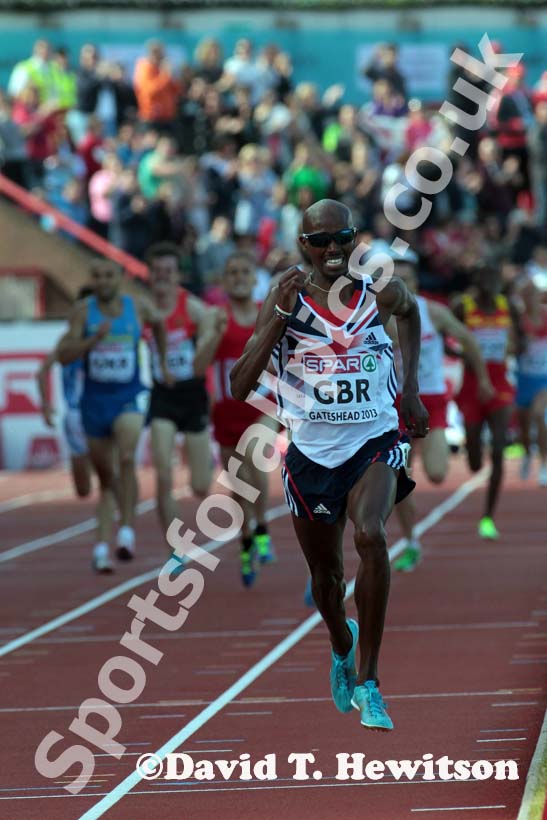 Mo Farah (GB) wins the 5000 metres at the European Athletics Team Championships.